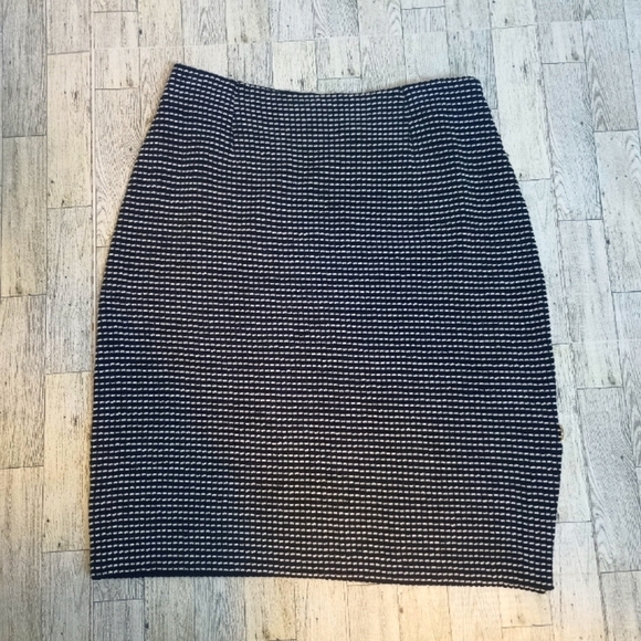 St. John Marie Gray Boucle Tweed Pencil Skirt Size 12 - Picture 1 of 10